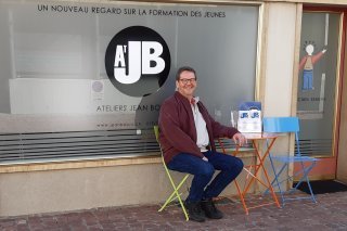 André Pianta devant les Ateliers Jean Bosco, emplacement également de la future boutique